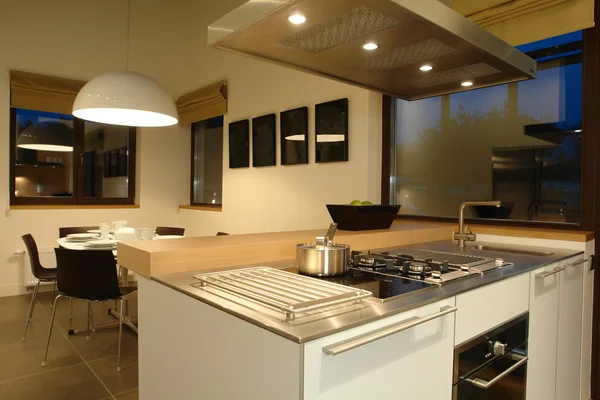 Intérieur d'une cuisine et salle à manger — Photo