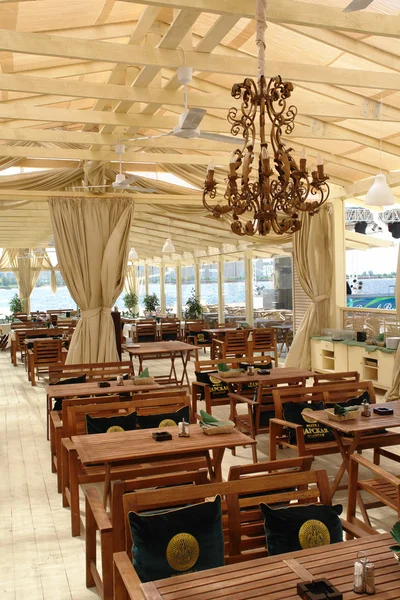 Großer Saal des Restaurants und das Meer — Stockfoto