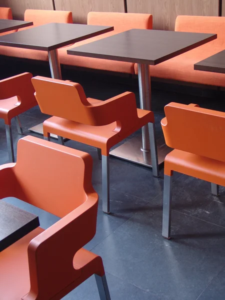 Tafels en stoelen in cafe — Stockfoto