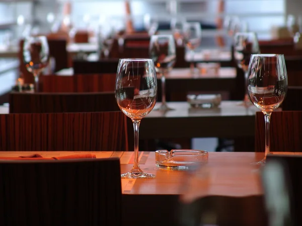 Mesas en restaurante con gafas de vino —  Fotos de Stock