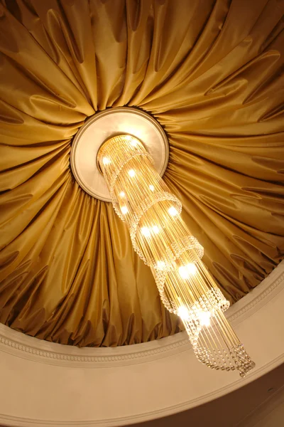 美丽金枝形吊灯在天花板上 — 图库照片