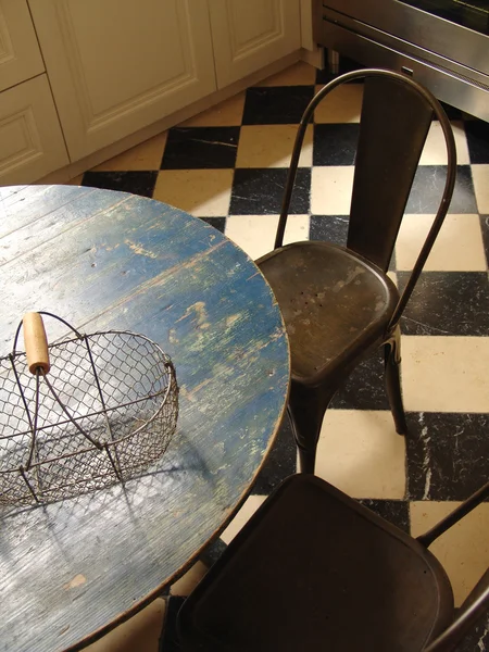 Стол и стул на кухне — стоковое фото