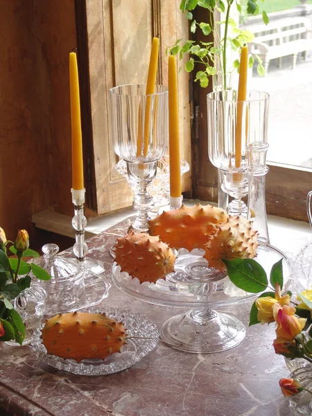 Pratos na mesa com frutas exóticas — Fotografia de Stock
