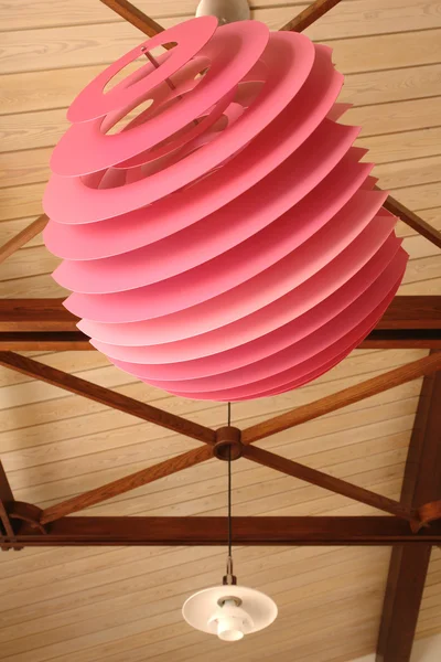 Lâmpada moderna rosa no teto — Fotografia de Stock