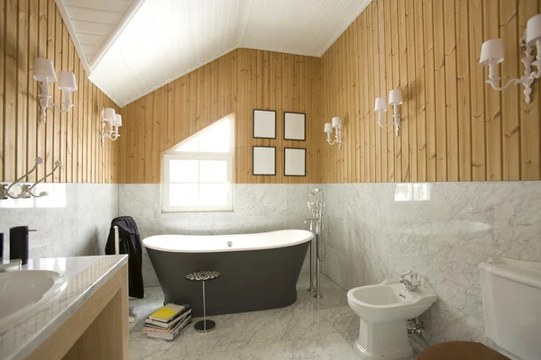 Інтер'єр ванної кімнати в будинку з вікном — стокове фото