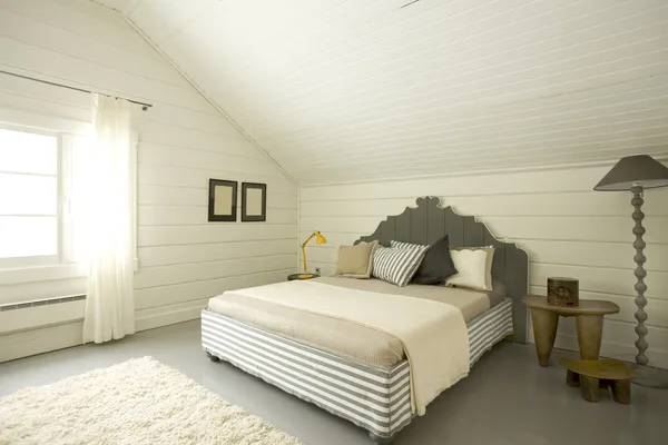 Ruime slaapkamer op zolder — Stockfoto