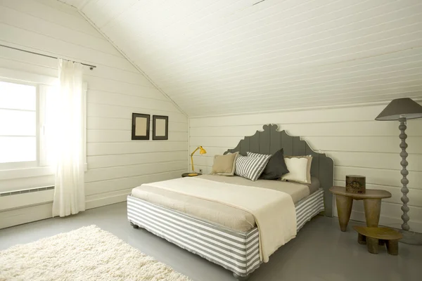 屋根裏部屋で広い寝室 ロイヤリティフリーのストック写真