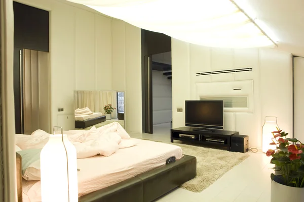 Stort sovrum i vit färg — Stockfoto