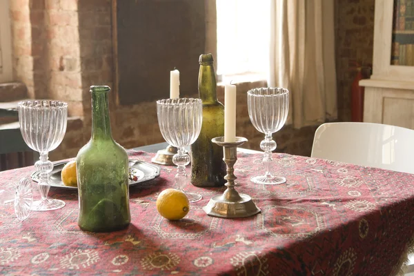 Tisch mit Geschirr — Stockfoto