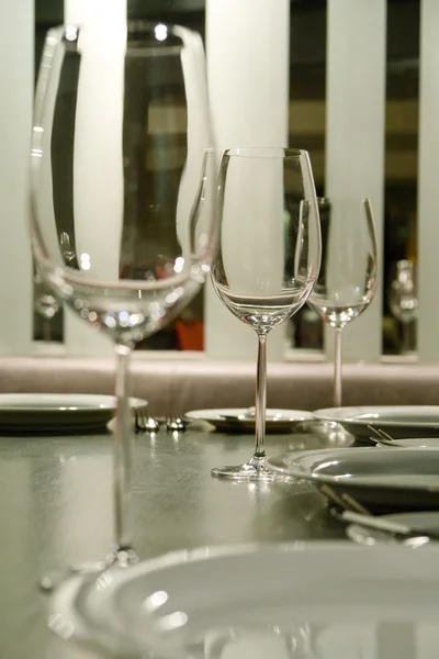 Copas de vidrio sobre la mesa —  Fotos de Stock