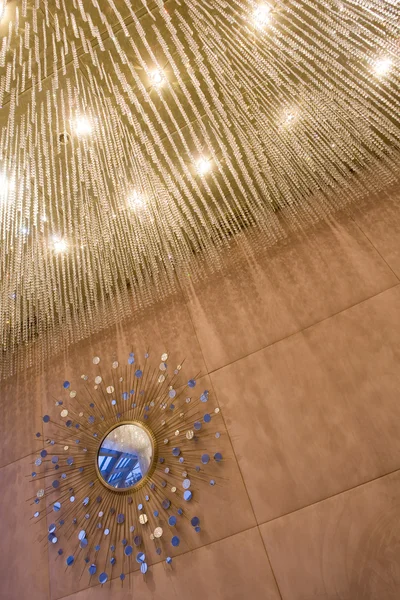 Zrcadlo na zeď a crystal vlákna ze stropu — Stock fotografie