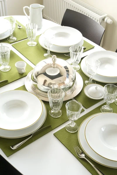 Bellissimo tavolo servito con tovaglioli verdi — Foto Stock