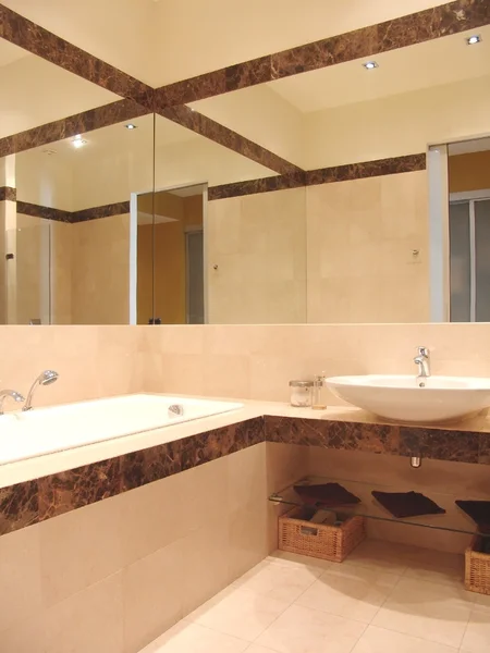 Badezimmer mit großem Spiegel — Stockfoto