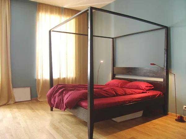 큰 침대와 현대적인 침실 인테리어 — 스톡 사진