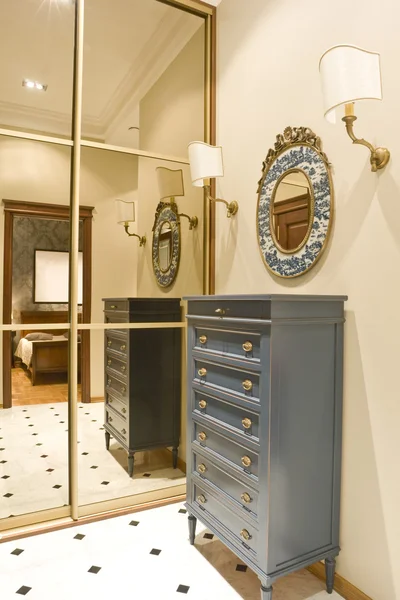 Hall e armário com espelho grande — Fotografia de Stock