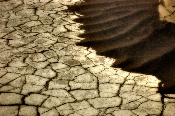 Grand champ de terre cuite après une longue sécheresse — Photo