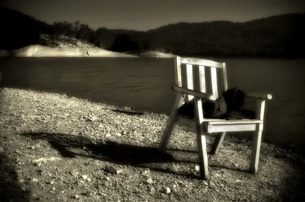 Cadeira junto ao lago — Fotografia de Stock