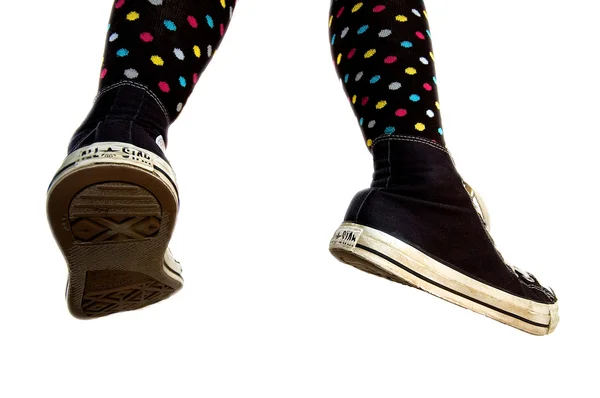 Close up van vrouw benen dragen een paar sneakers — Stockfoto