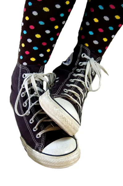 Primo piano di gambe donna con un paio di scarpe da ginnastica — Foto Stock