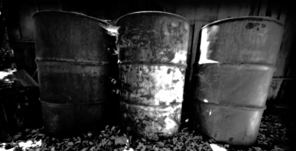 Vecchio tamburo di olio arrugginito — Foto Stock