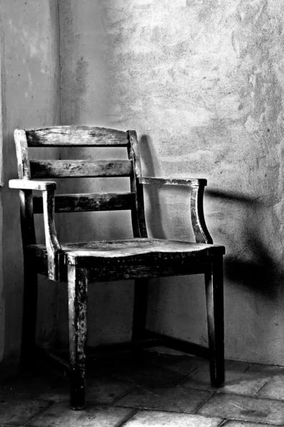 Grunge kamer met houten stoel in hoek — Stockfoto