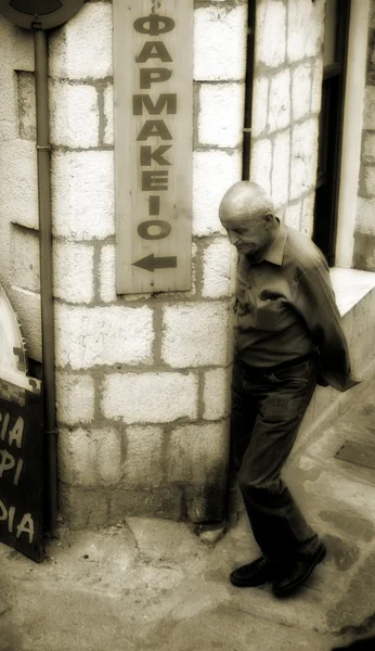Een oude man gaat naar de apotheek — Stockfoto