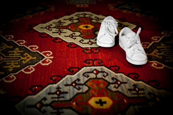 赤いカーペットの上の靴 — ストック写真