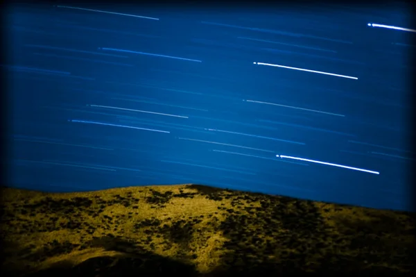 Cielo de estrellas en las montañas, girado, noche —  Fotos de Stock