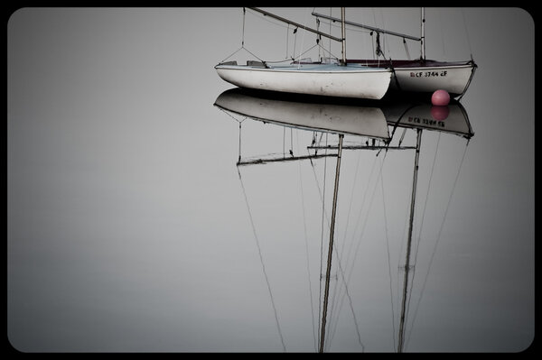 Старая лодка на воде