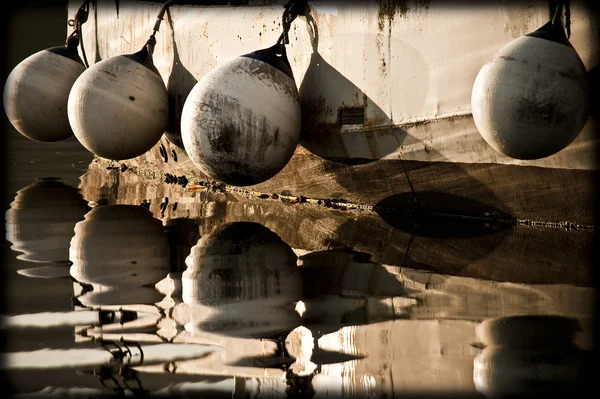 물위에 떠 있는 오래 된 배 — 스톡 사진