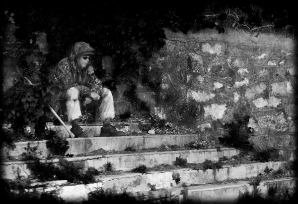 Retrato de um sem-teto contra uma parede — Fotografia de Stock