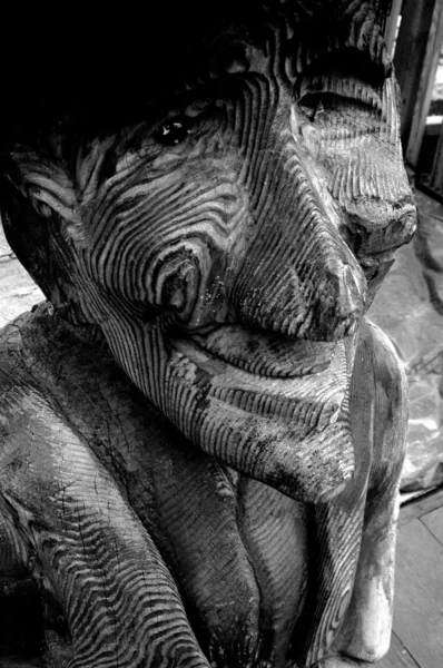Деревянная статуя — стоковое фото
