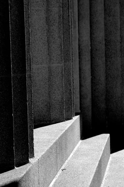 Nahaufnahme klassischer Säulen in Schwarz-Weiß — Stockfoto