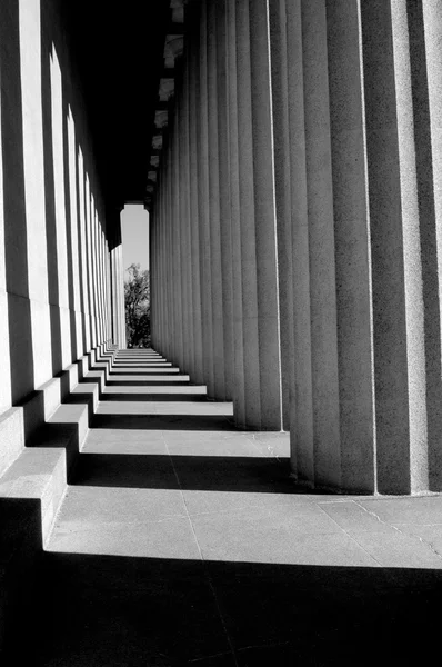 Schatten auf modernen Säulen auf dem Fußboden — Stockfoto