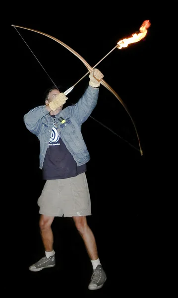 Ein Bogenschütze schießt seinen Bogen mit Feuer Stockbild