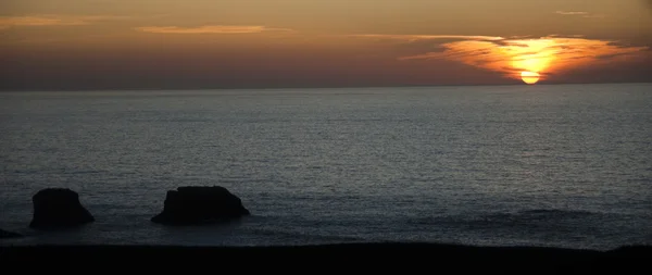 Deniz kıyısına gelen güzel günbatımı manzara Telifsiz Stok Fotoğraflar