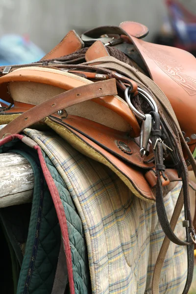 Sattel hoch / Ausrüstung für Pferde — Stockfoto