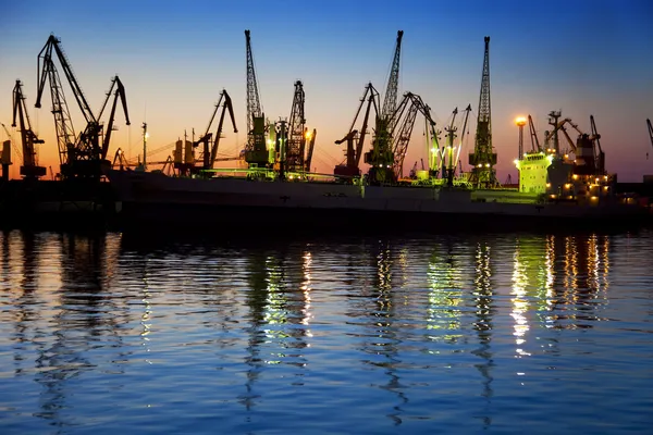 Hafen / Fracht / Silhouette der Kraniche bei Sonnenuntergang — Stockfoto