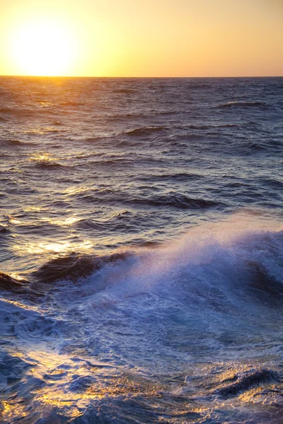 Mar tempestuoso / Amanhecer / Ondas e pulverização — Fotografia de Stock