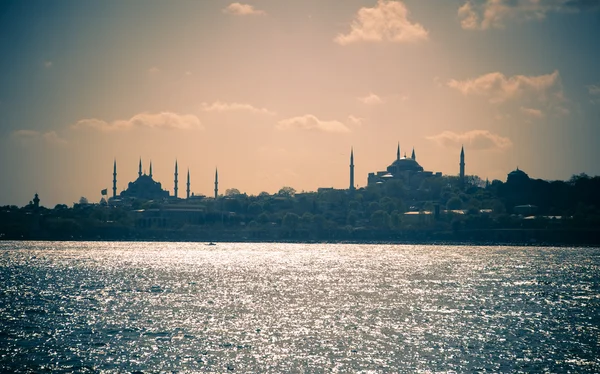 Paisaje urbano de Estambul / Mezquita Azul y Santa Sofía / split toni —  Fotos de Stock