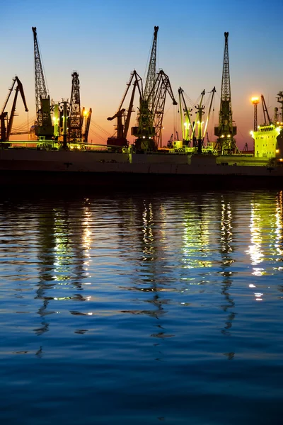 Hafen / Fracht / Silhouette der Kraniche bei Sonnenuntergang — Stockfoto