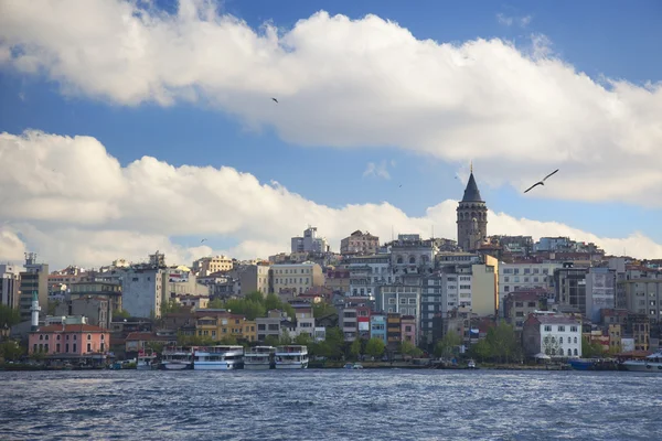 Galatská věž a golden roh v Istanbulu — Stock fotografie