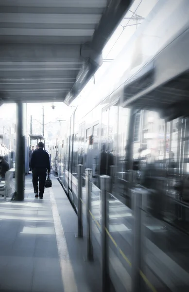 Man op het treinstation — Stockfoto