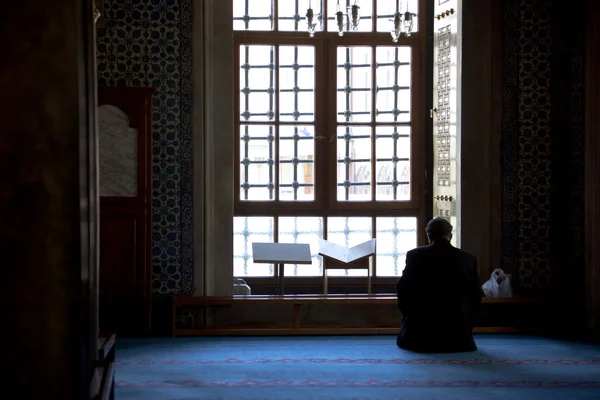 Молясь мусульманин — стоковое фото
