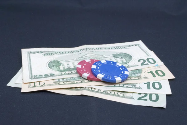Dólares e fichas de casino — Fotografia de Stock