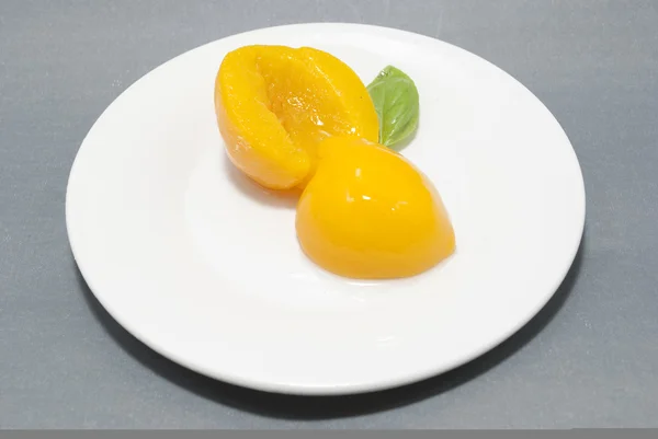 糖浆中的桃子 — 图库照片