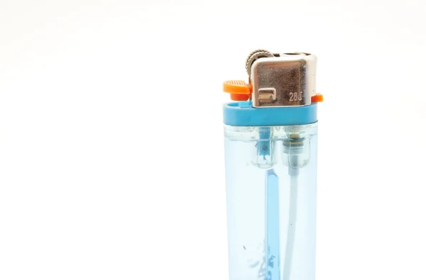 Изолированная голубая пластиковая зажигалка — стоковое фото