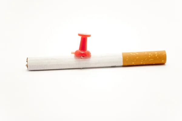 Изолированная сигарета — стоковое фото