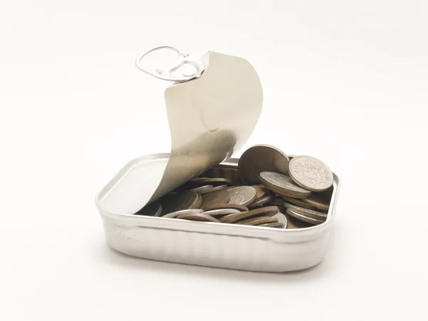 Sardin kan med mynt — Stockfoto