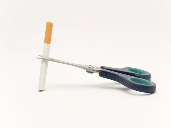 Tesoura e cigarro — Fotografia de Stock
